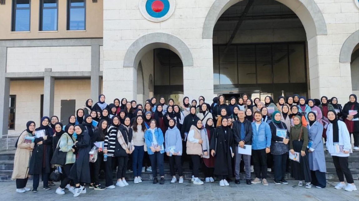 Hedef YKS 2023 Projesi Kapsamında Tüm 12. Sınıf Öğrencilerimiz ile Beraber İstanbul Sabahattin Zaim Üniversitesine Gezi Düzenledik.